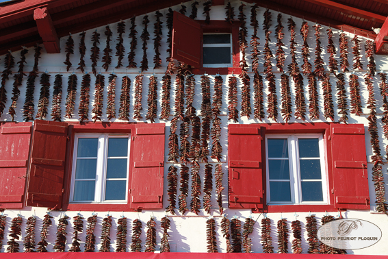 Piments d'Espelette sur façade de maison